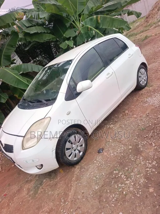 Toyota Vitz 2010 White · Photo 1