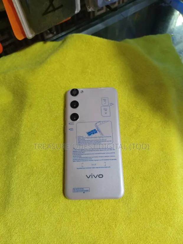 Vivo iQOO U1 128 GB Silver · Photo 1