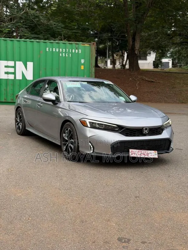 Honda Civic LX CVT 2025 Silver · Photo 1
