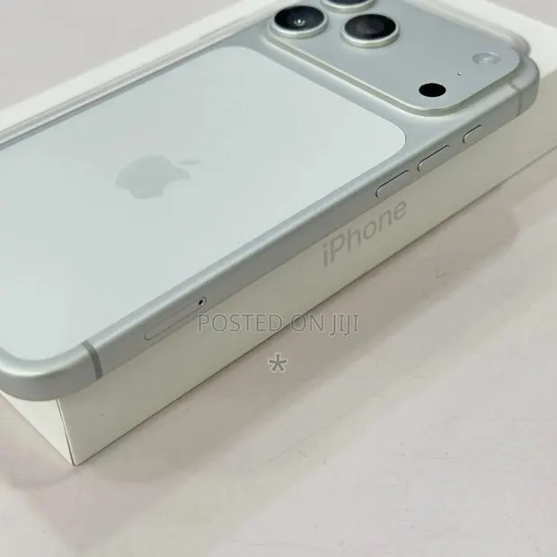 Apple iPhone 17 Pro Max 256 GB Silver · Photo 1