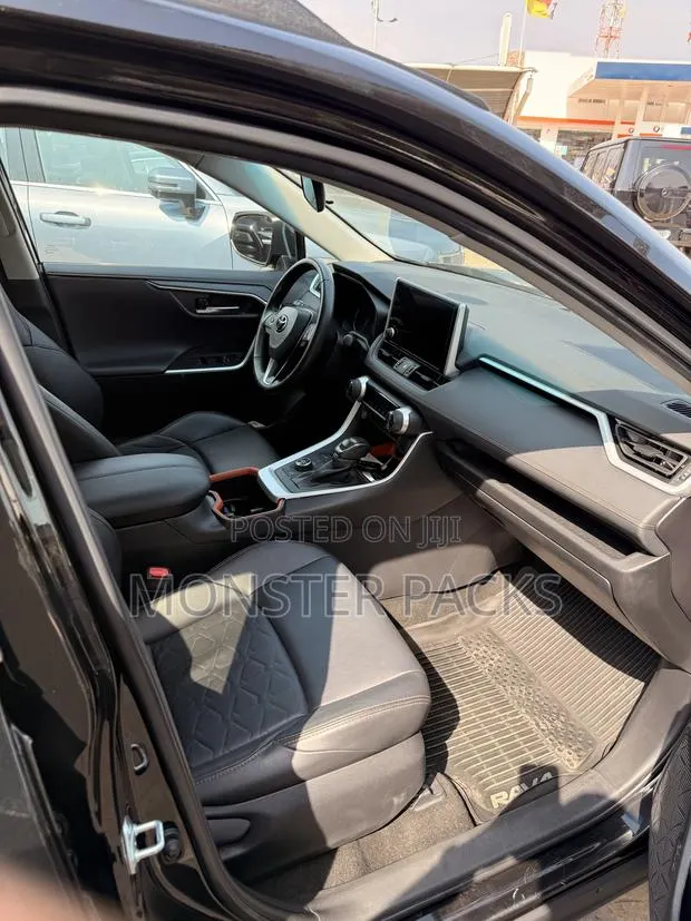 Toyota RAV4 Adventure AWD 2023 Black · Photo 1