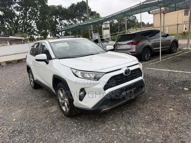 Toyota RAV4 XLE Premium AWD 2023 White