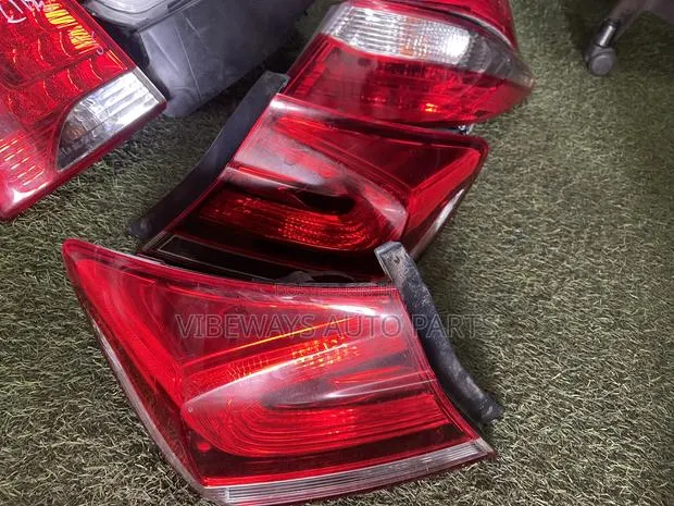 Honda Civic 2014-2015 Taillight Original Home Used Pair · Photo 1