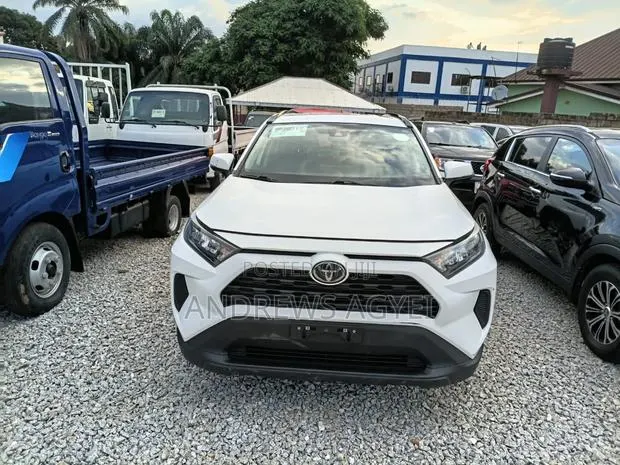 Toyota RAV4 2021 White · Photo 1