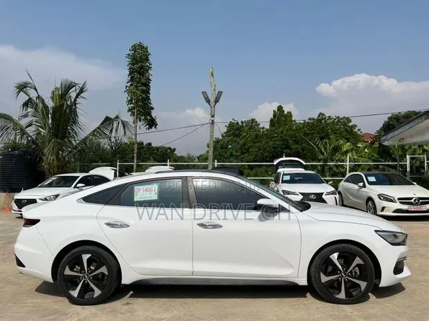 Hyundai Avante 2020 White · Photo 1