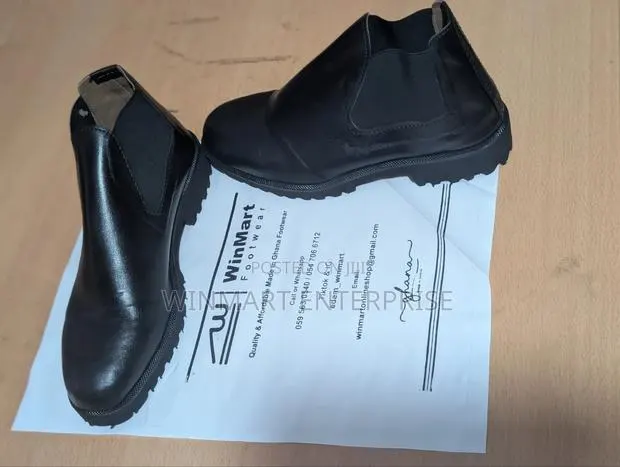 Chelsea Boots · Photo 1