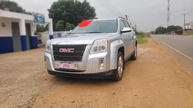 GMC Terrain 2015 Silver · Photo 1