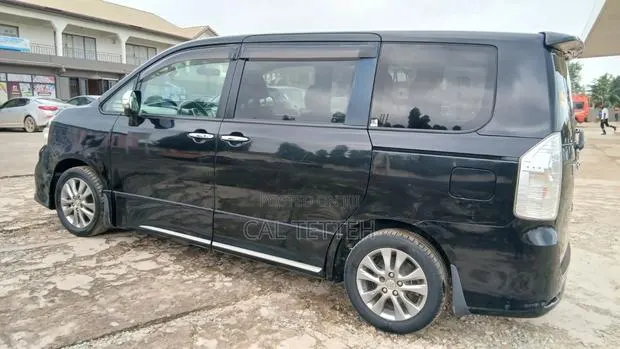 Very Neat Toyota Voxy for Rent · Photo 4