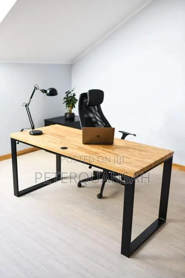 Pine Wood Desk · Photo 1