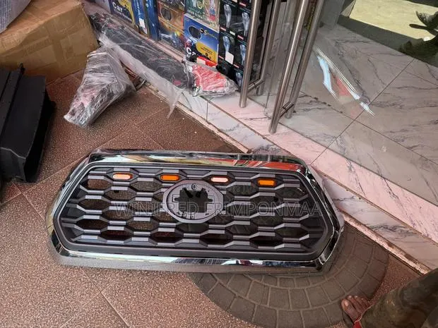 Tundra Front Shells/Grille · Photo 1