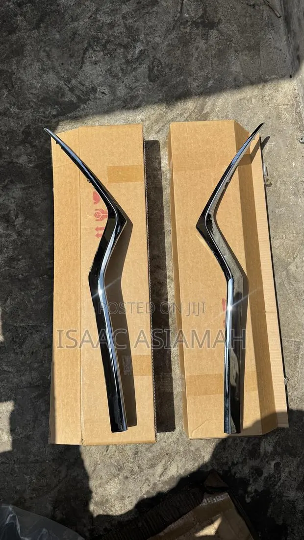 Honda CRV 2017,2018,2019,2020,2021,2022 Headlights Chrome · Photo 1