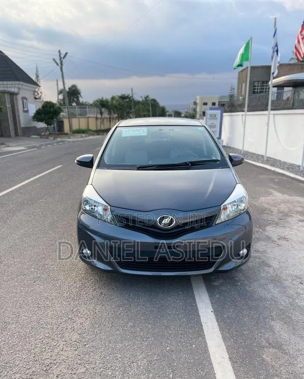 Toyota Vitz 1.3 AWD 3dr 2013 Gray · Photo 1