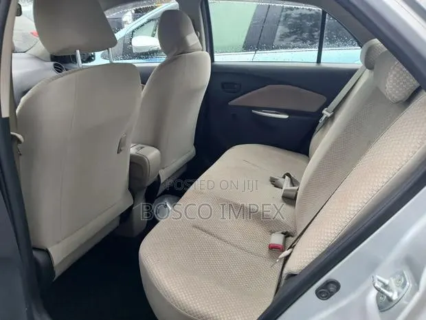 Toyota Belta 2012 Silver · Photo 1