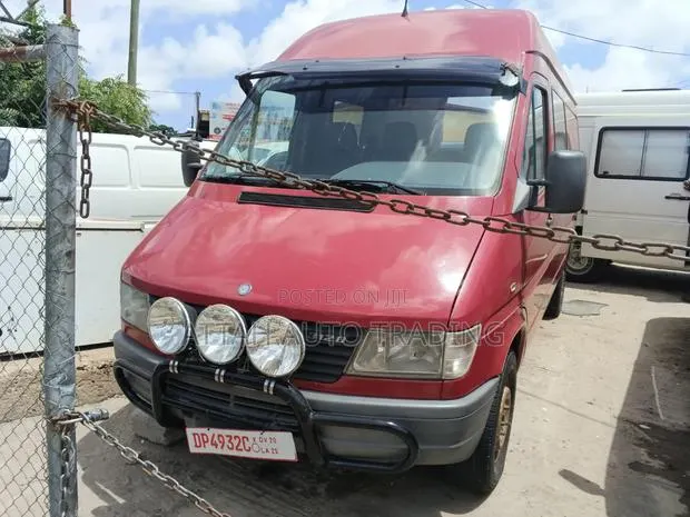 Mercedes-Benz Sprinter 2000 Red · Photo 1
