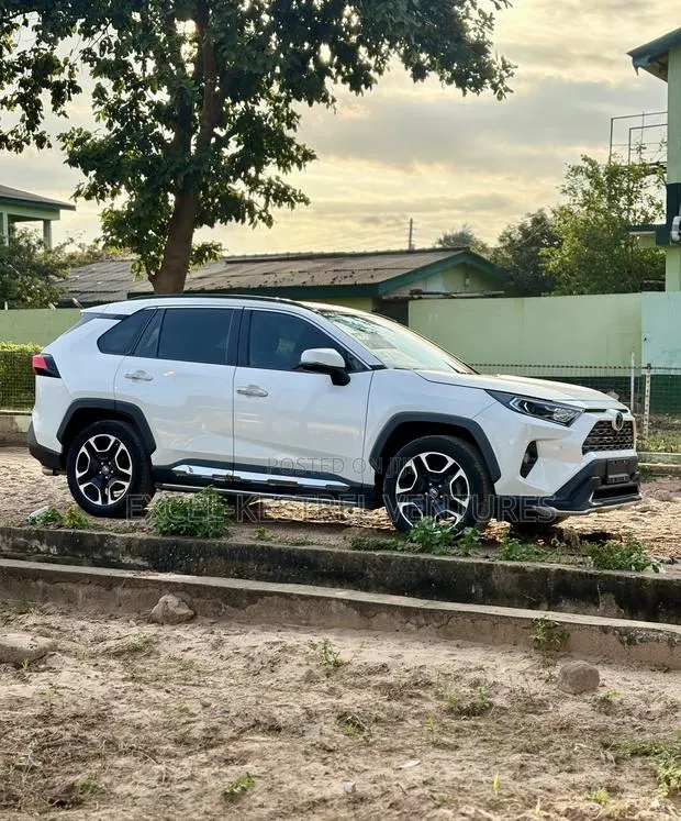 Toyota RAV4 XLE Premium FWD 2020 Pearl · Photo 1