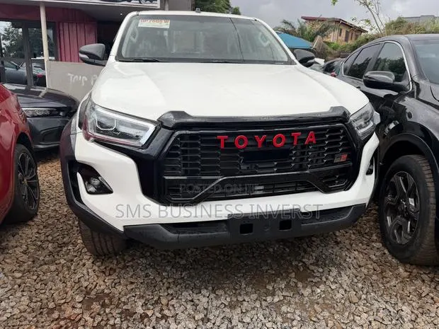 New Toyota Hilux 2025 White · Photo 1