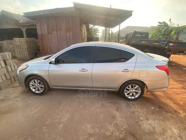 Nissan Versa 1.6 SV 4dr Sedan (1.6L 4cyl CVT) 2015 Silver · Photo 1