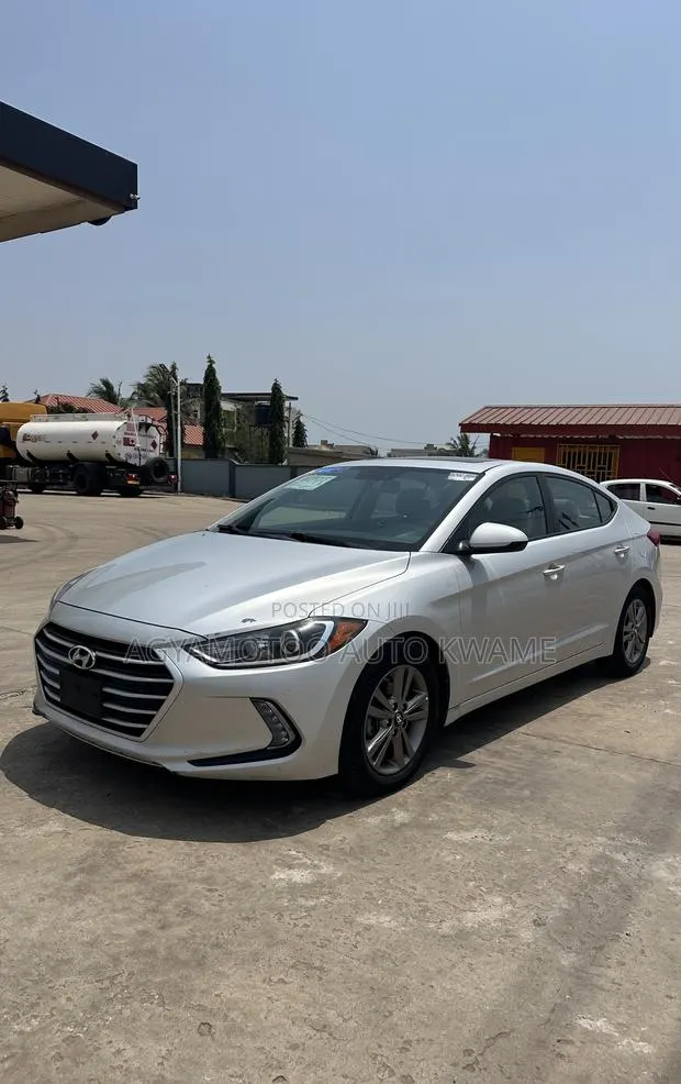 Hyundai Elantra SE Sedan FWD (2.0L 4cyl 6M) 2017 Silver · Photo 1
