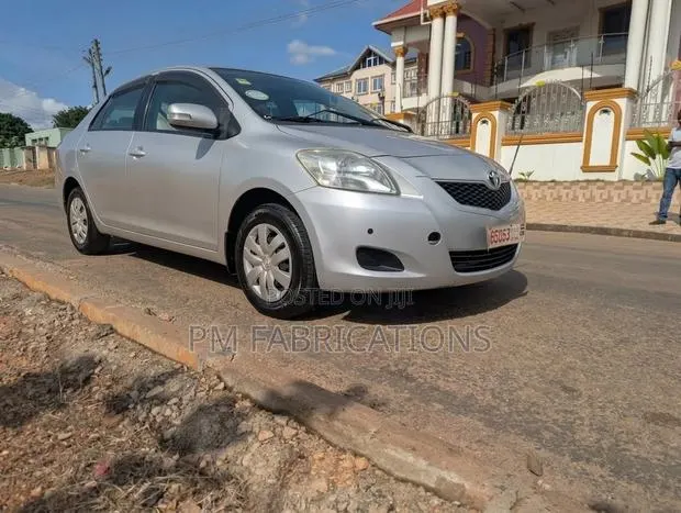 Toyota Belta 2010 Silver · Photo 1