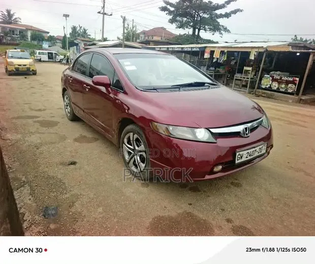 Honda Civic 1.8 5 Door Automatic 2010 Red · Photo 1
