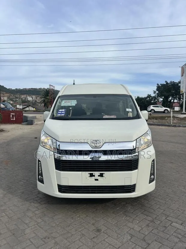 Toyota HiAce 2023 White · Photo 1