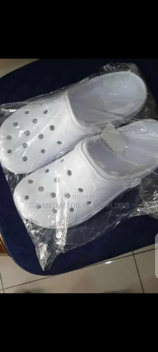 Theater Crocs · Photo 1