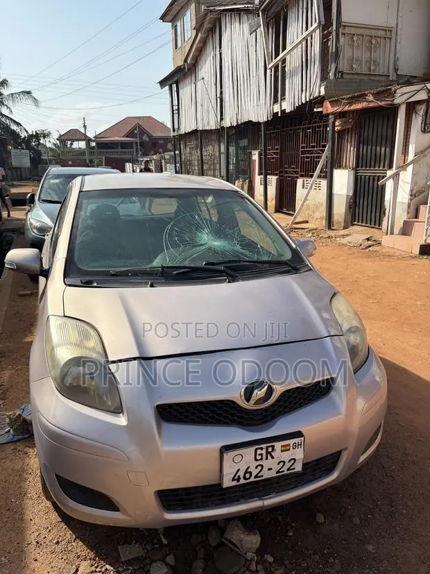 Toyota Vitz 2013 Silver · Photo 1
