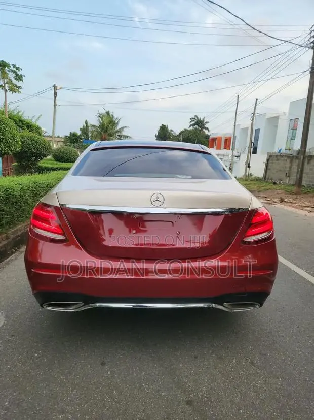 Mercedes-Benz E300 2018 Red · Photo 1