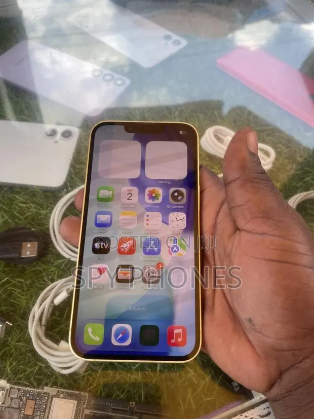 Apple iPhone 14 128 GB Yellow · Photo 1