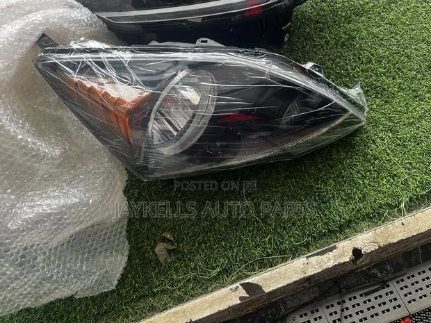 2007-2011 Honda CRV Headlight Pair · Photo 1