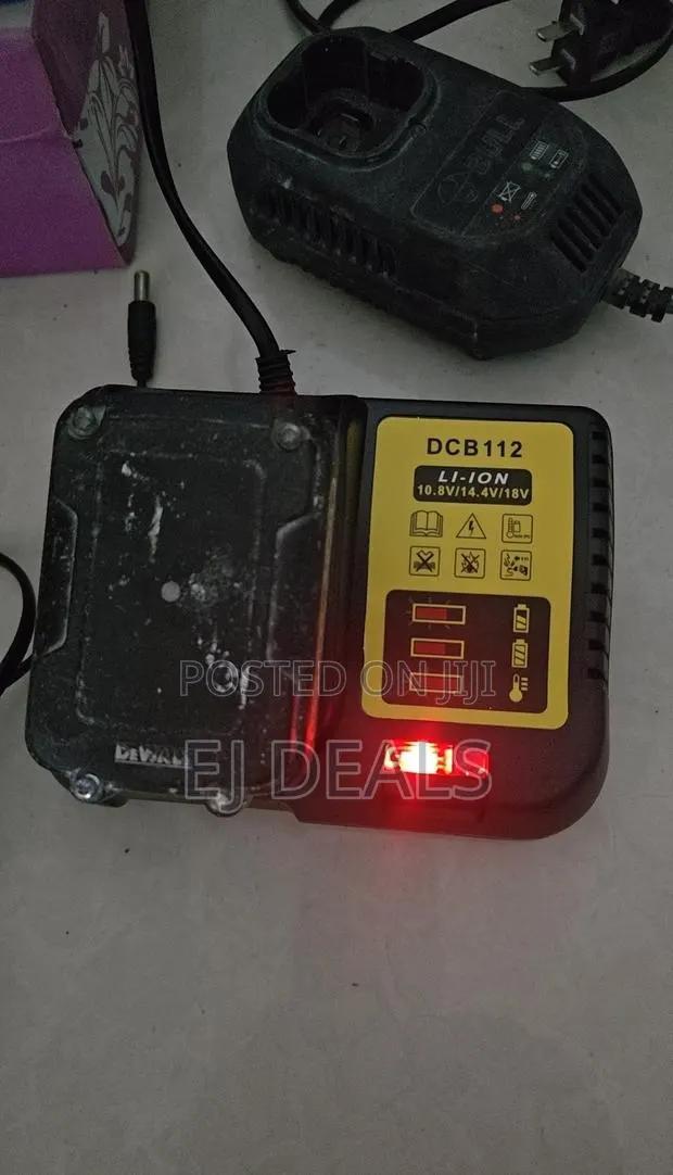Dewalt Charger DCB112 10.8V to 20V Fast Charger · Photo 1