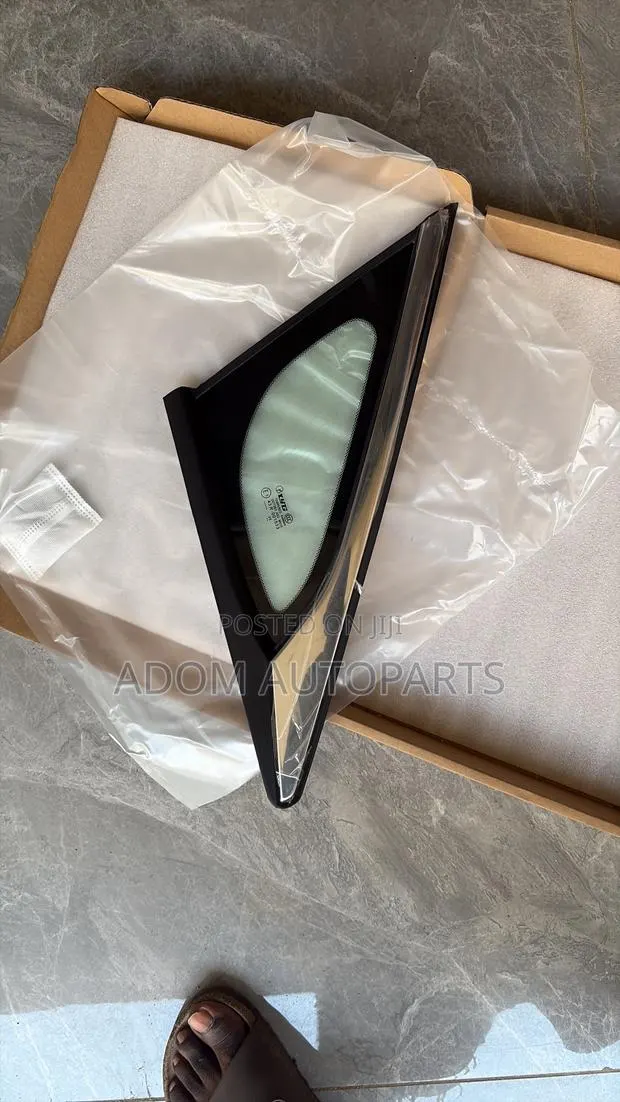 Honda Civic Quarter Window Glass 2016 2017 2018 2019 2020 2021 · Photo 1