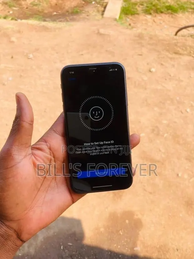 Apple iPhone XR 64 GB Black · Photo 1