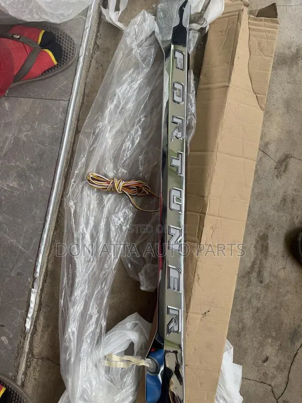 Toyota Fortuner 2012–2015 LED Boot Trunk / Spoiler · Photo 1
