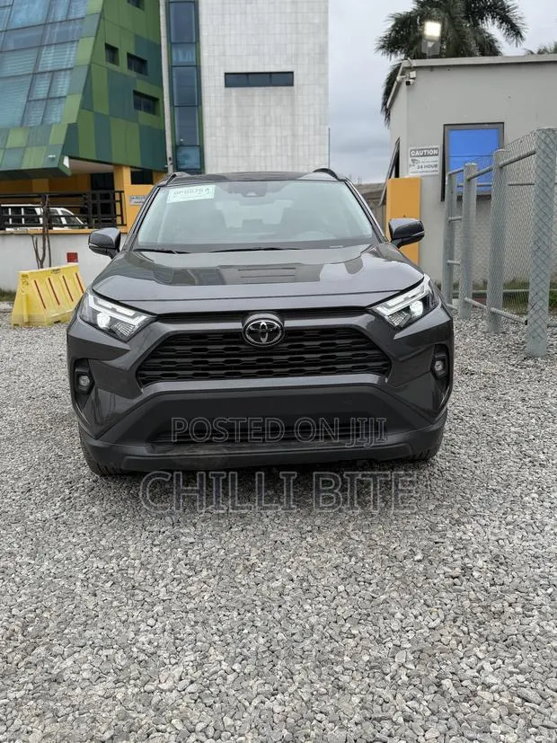Toyota RAV4 XLE FWD 2023 Gray · Photo 1