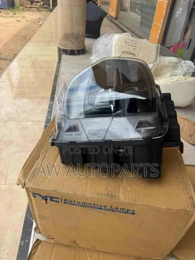 Hyundai Santa Fe 2019 Head Light. Left Side · Photo 1
