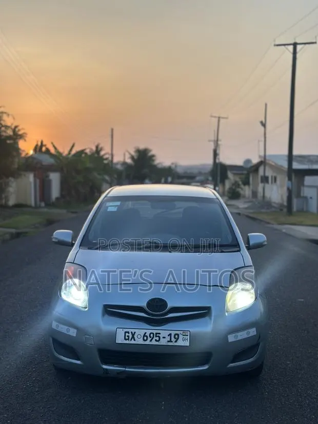 Toyota Vitz 1.3 AWD 5dr 2010 Blue · Photo 1