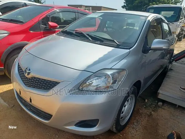 Toyota Belta 2012 Silver · Photo 1