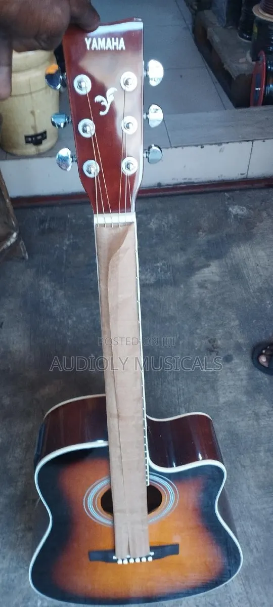 Yamaha Acoustic Guitar - Brown · Photo 1