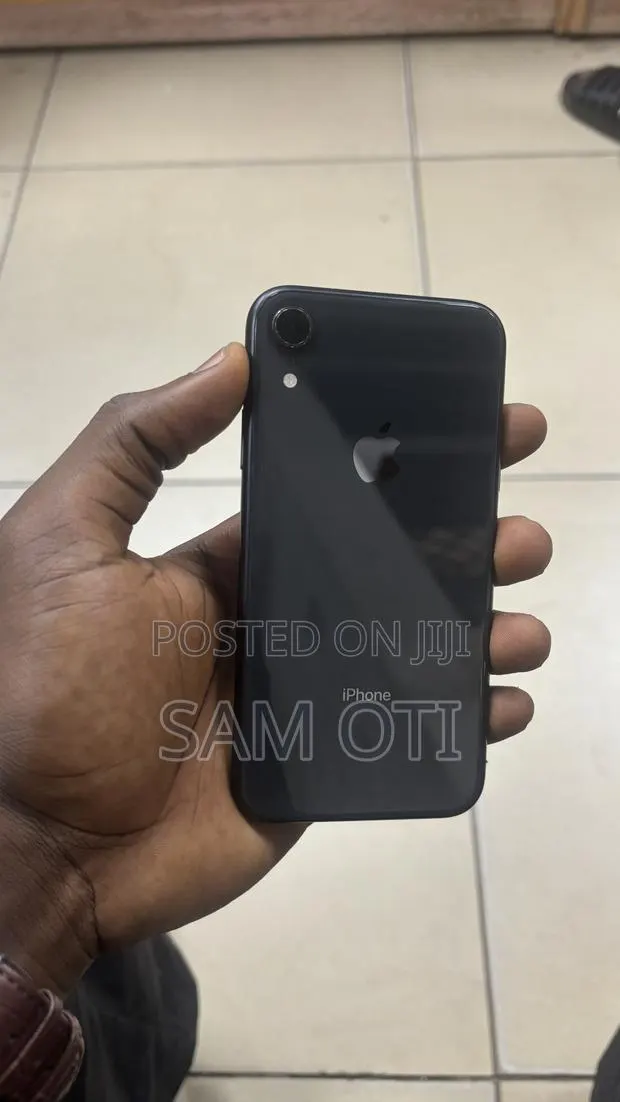 Apple iPhone XR 128 GB Black · Photo 1