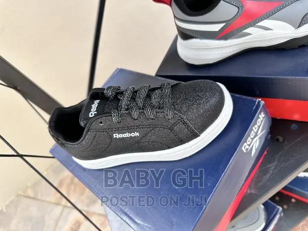 Black Reebok Sneakers · Photo 4