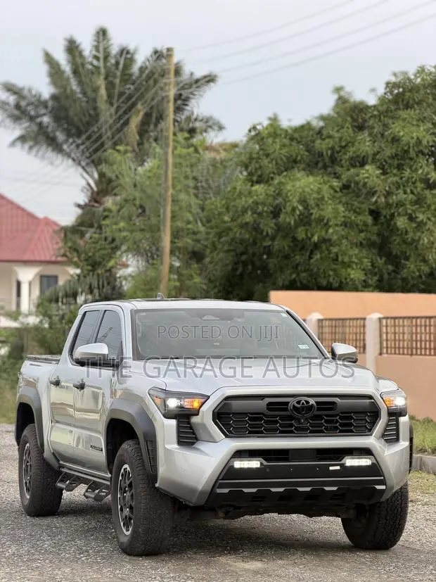 Toyota Tacoma SR5 XtraCab 6' Bed AT 2024 Silver · Photo 1