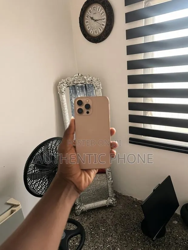 Apple iPhone 13 Pro Max 128 GB Gold · Photo 1