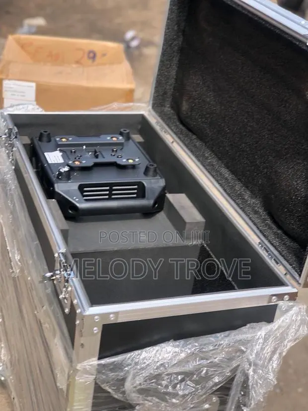 Beam With Suitcase · Photo 1