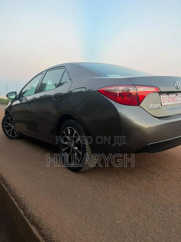 Toyota Corolla 2017 Gray · Photo 1