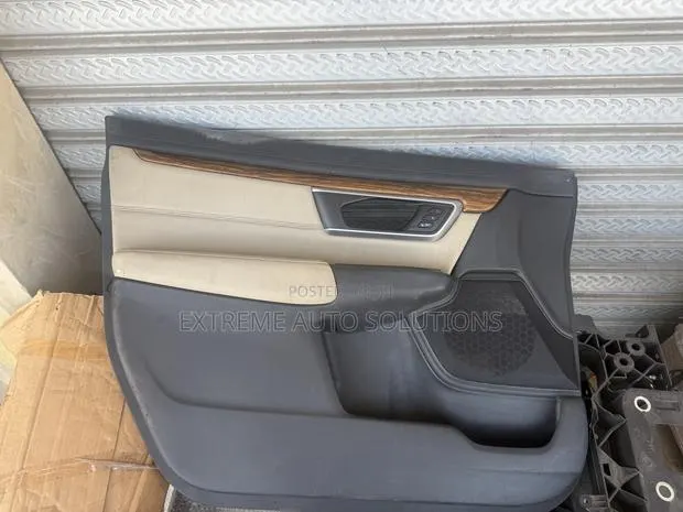 2017-2022 Honda Cr-v Front Driver Interior Door Panel Scuffs · Photo 1