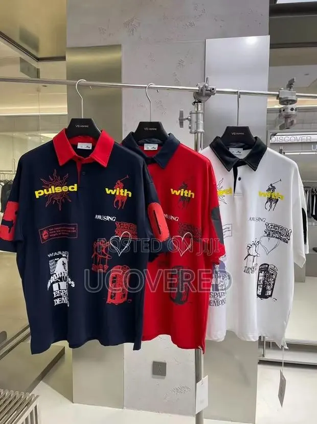 Short-Sleeve Graphic Polo Shirt With a Contrast Collar · Photo 1
