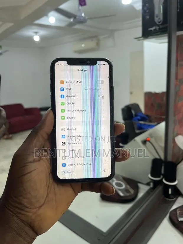 Apple iPhone 11 64 GB Black · Photo 3