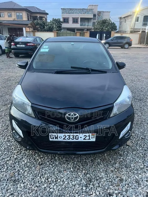 Toyota Vitz 1.3 FWD 5dr 2012 Black · Photo 1