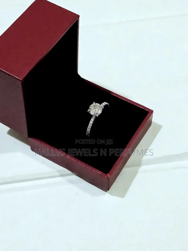 Moissanite Diamond Solitaire Engagement Ring · Photo 1